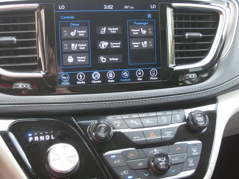 Used 2018 Chrysler Pacifica Limited FWD image 13
