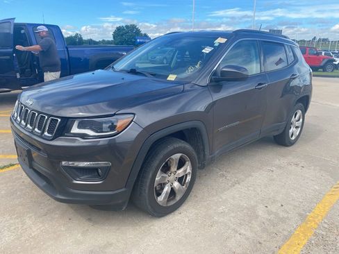Used 2018 Jeep Compass Latitude w/ Popular Equipment Group AWD/4WD image 2