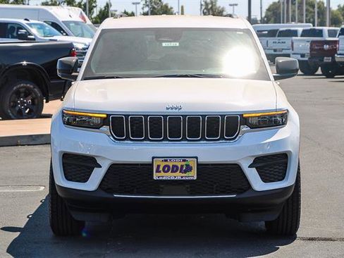 New 2025 Jeep Grand Cherokee Laredo image 6