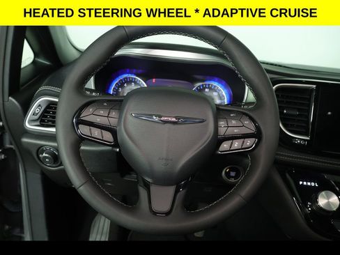 Used 2023 Chrysler Pacifica Touring-L w/ Uconnect Theater Family Group AWD/4WD image 8