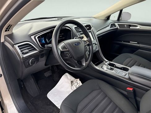 Used 2017 Ford Fusion SE w/ Fusion SE Technology Package image 18