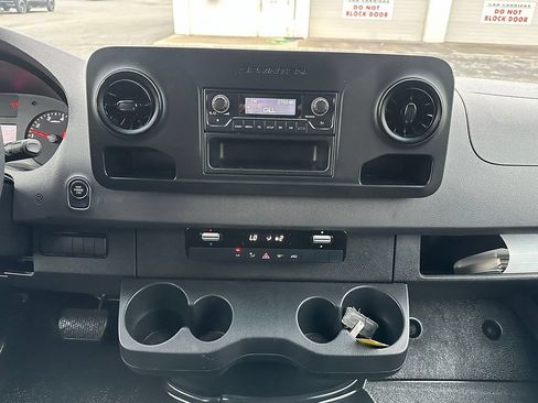 Used 2022 Mercedes-Benz Sprinter 1500 image 28