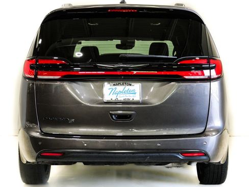 Used 2023 Chrysler Pacifica Touring-L w/ S Appearance Package FWD image 7