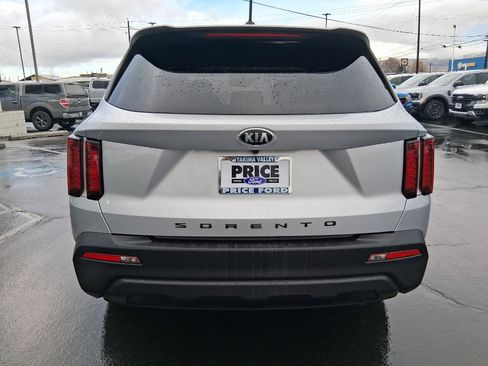 Used 2021 Kia Sorento LX image 4