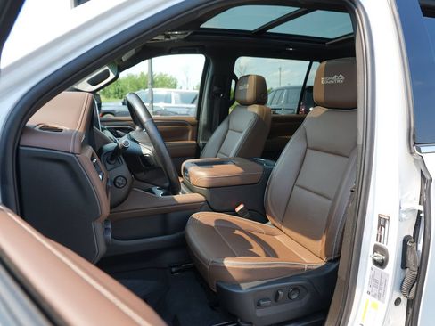 Used 2022 Chevrolet Suburban High Country AWD/4WD image 12