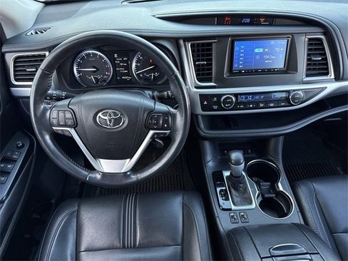 Used 2017 Toyota Highlander SE image 11
