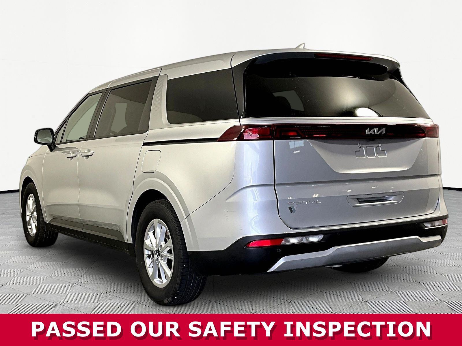 Used 2023 Kia Carnival LX FWD image 4