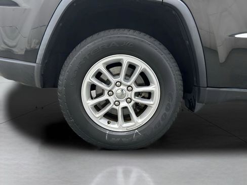 Used 2020 Jeep Grand Cherokee Laredo image 10