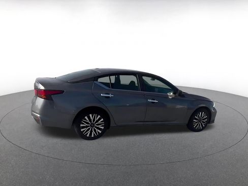 Used 2025 Nissan Altima 2.5 SV FWD image 11