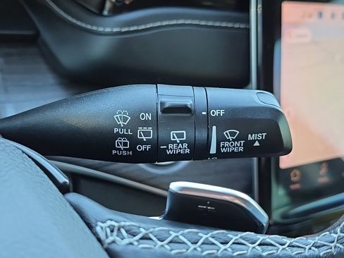 Used 2022 Jeep Grand Cherokee Limited image 24