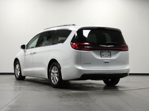 Used 2022 Chrysler Pacifica Touring-L FWD image 6