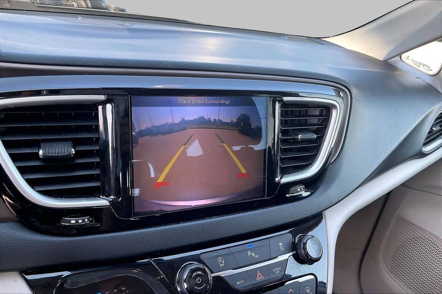 Used 2019 Chrysler Pacifica Touring Plus w/ Tire & Wheel Group FWD image 25