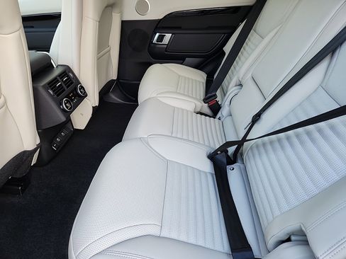 Used 2025 Land Rover Discovery S image 5