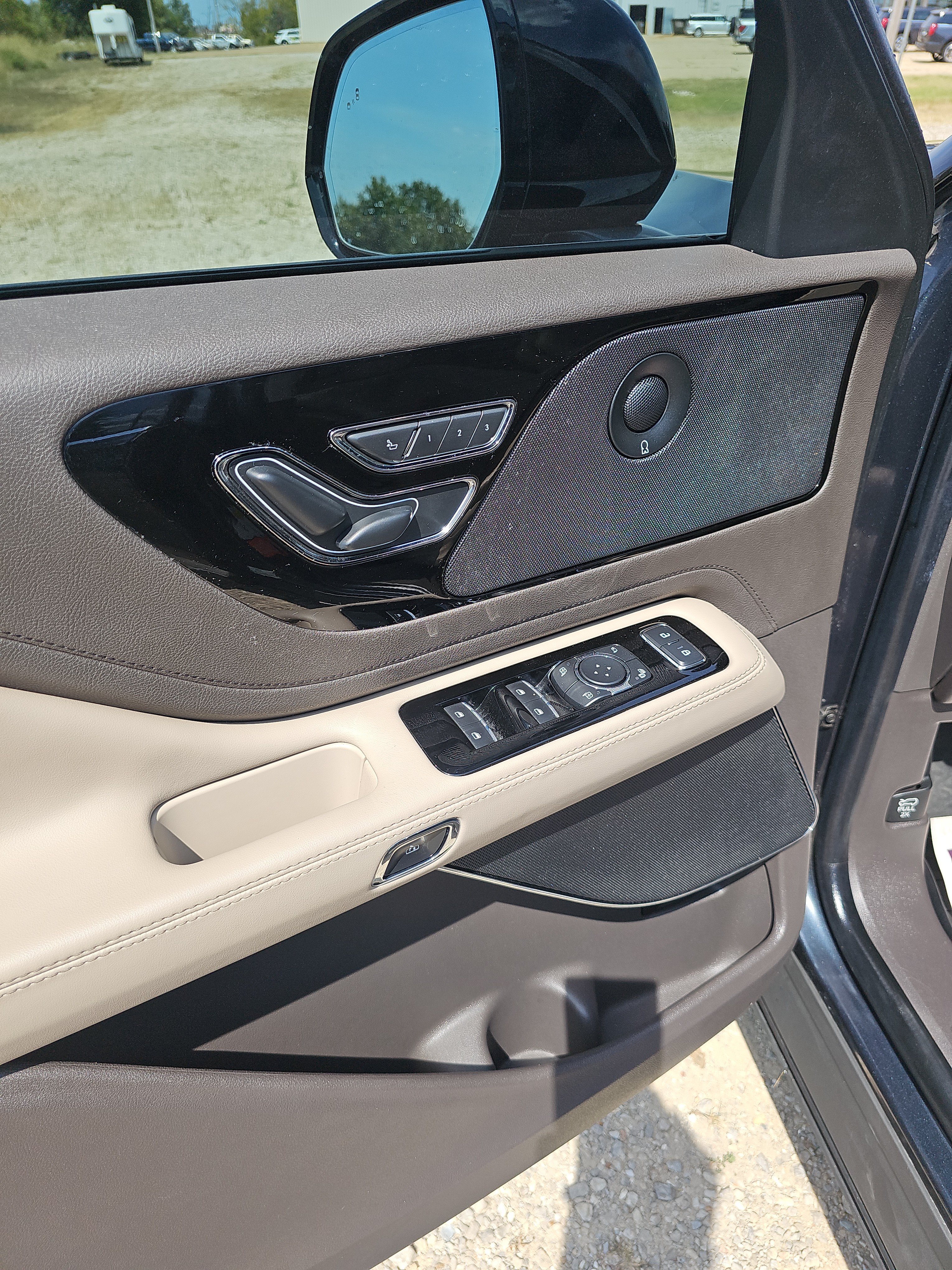 Used 2022 Lincoln Aviator Reserve w/ Class IV Trailer Tow Package RWD image 22