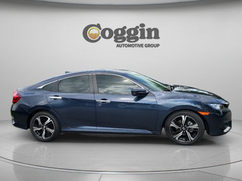 Used 2017 Honda Civic Touring image 2