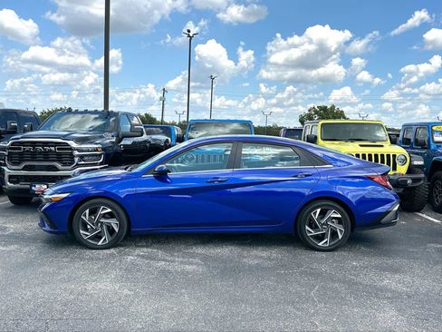 Used 2025 Hyundai Elantra SEL FWD image 4