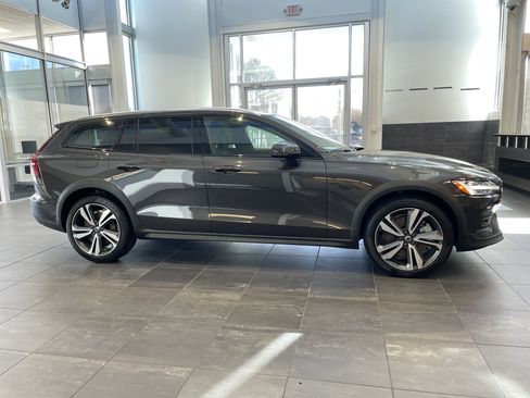 Used 2025 Volvo V60 B5 Cross Country Plus image 20