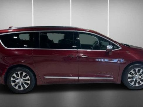 Used 2021 Chrysler Pacifica Pinnacle FWD image 3
