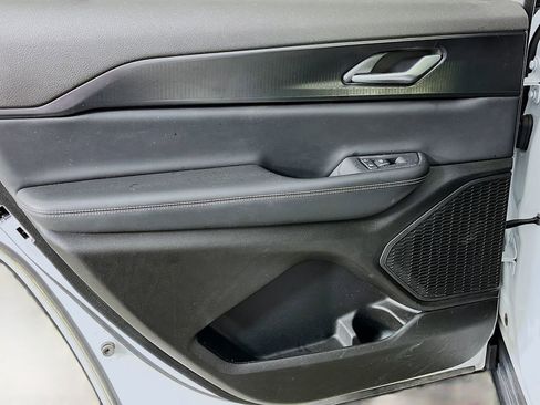 Used 2023 Jeep Grand Cherokee L Laredo image 31