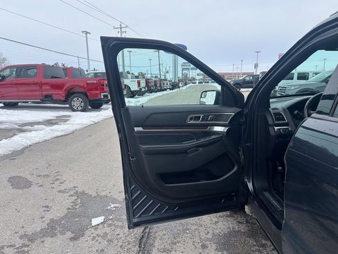 Used 2017 Ford Explorer Limited image 12