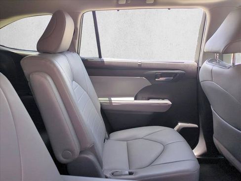 Used 2022 Toyota Highlander XLE FWD image 20
