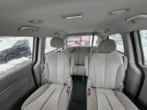 Used 2012 Kia Sedona LX image 19