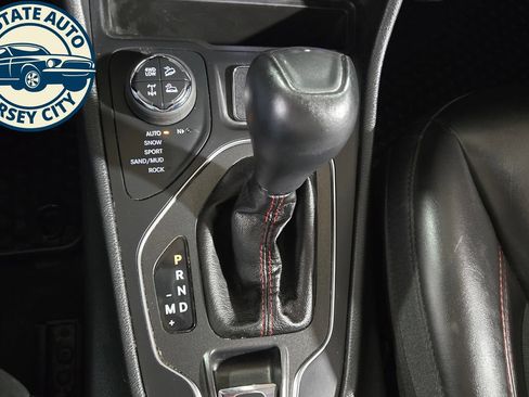 Used 2019 Jeep Cherokee Trailhawk w/ Comfort/Convenience Group AWD/4WD image 20