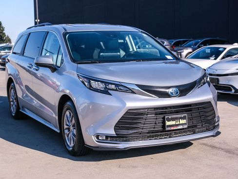 Certified 2024 Toyota Sienna XLE FWD image 3