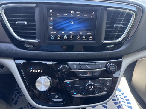 Used 2019 Chrysler Pacifica Touring Plus w/ Tire & Wheel Group FWD image 21