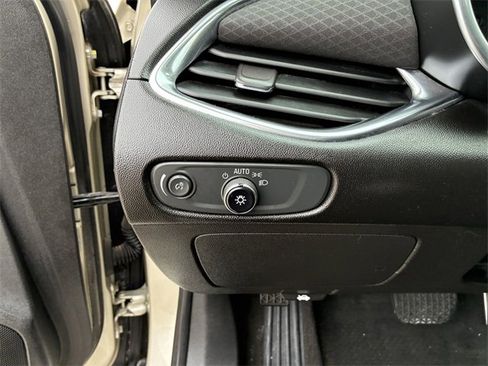 Used 2016 Chevrolet Malibu LT image 21