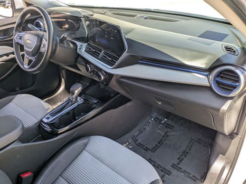 Used 2025 Chevrolet Trax LT w/ LT Convenience Package FWD image 29