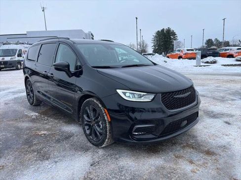 Certified 2024 Chrysler Pacifica Touring-L w/ Uconnect Theater Family Group image 1