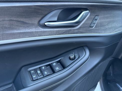 New 2025 Jeep Grand Cherokee L Limited image 9