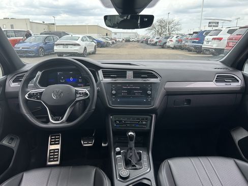 Certified 2022 Volkswagen Tiguan SE R-Line image 9