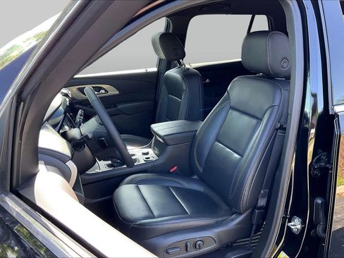 Used 2023 Chevrolet Traverse LT w/ LT Premium Package FWD image 24