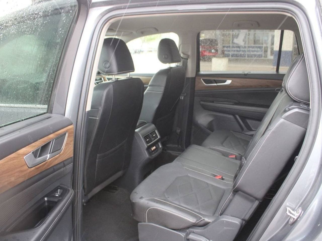 Used 2025 Volkswagen Atlas SE AWD/4WD image 12