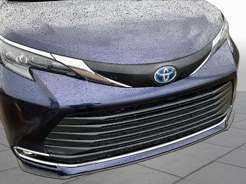 Certified 2024 Toyota Sienna XLE FWD image 30