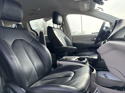 Used 2024 Chrysler Pacifica Touring-L image 25