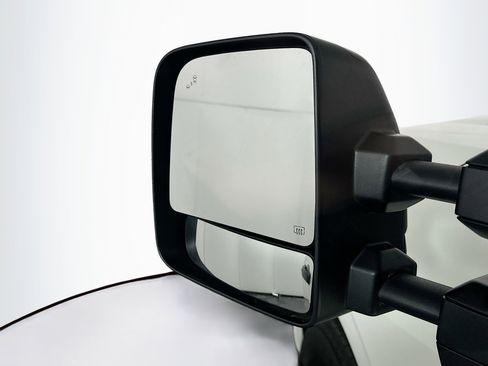 Used 2024 Nissan Titan SV w/ SV Convenience Package image 16