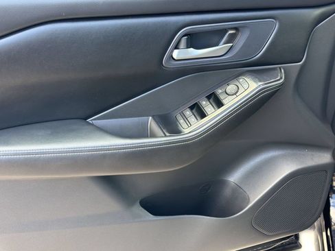 Used 2025 Nissan Rogue SV FWD image 13