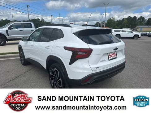 Used 2025 Chevrolet Trax RS FWD image 5