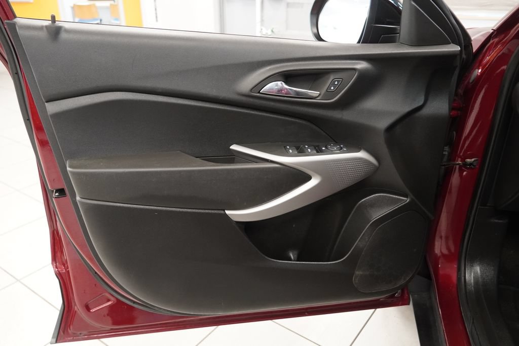 Used 2024 Chevrolet Trax RS FWD image 16