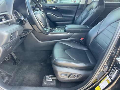 Used 2022 Toyota Highlander XLE image 19