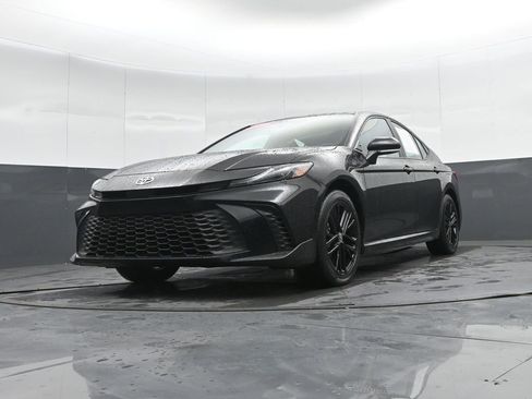 Used 2025 Toyota Camry SE image 36