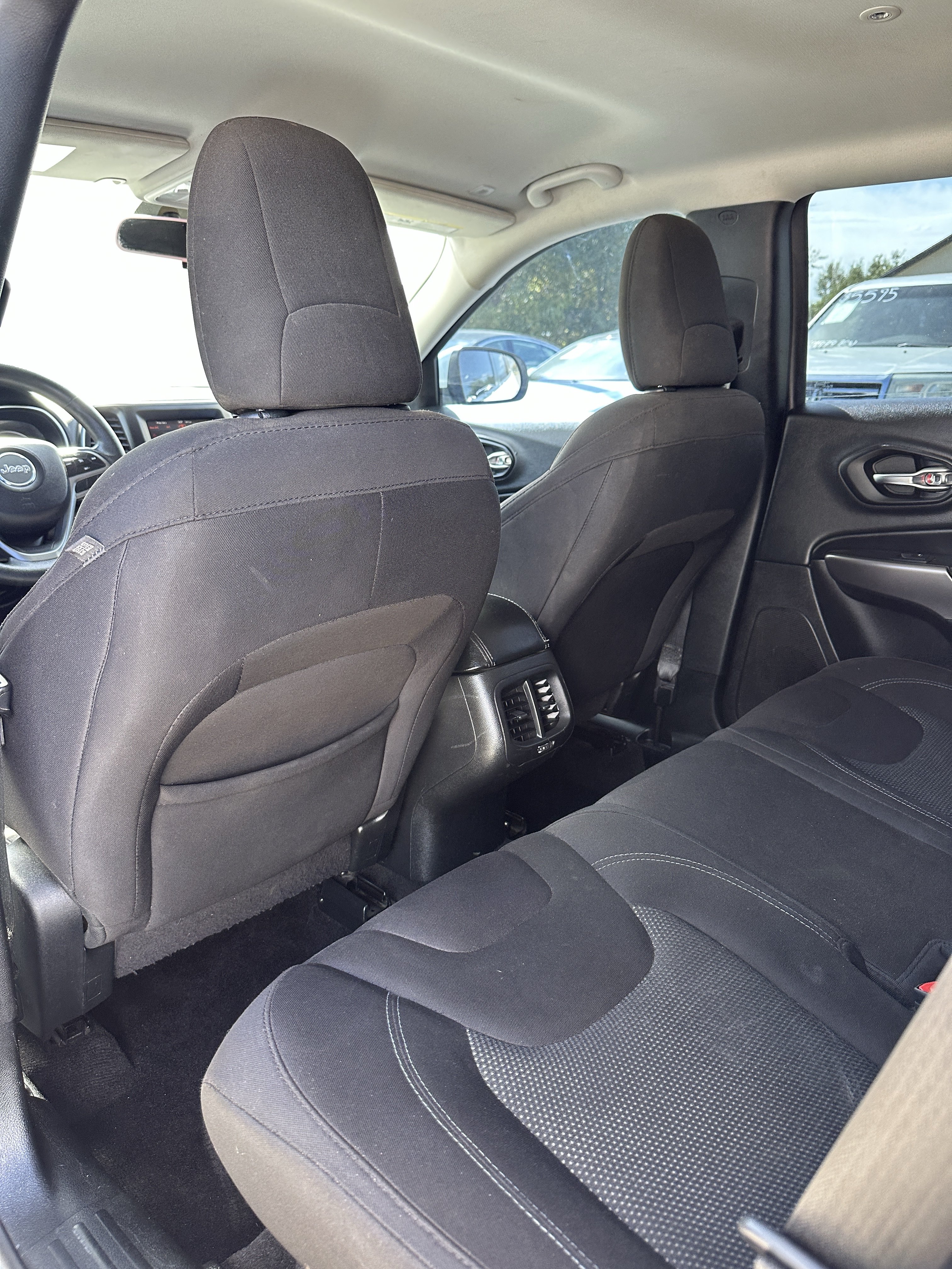 Used 2019 Jeep Cherokee Latitude w/ Popular Appearance Group FWD image 22