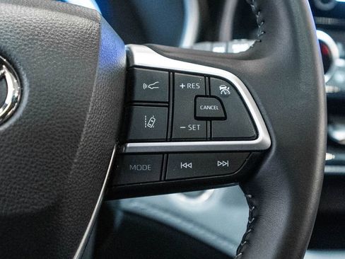 Used 2025 Toyota Highlander XSE AWD/4WD image 19