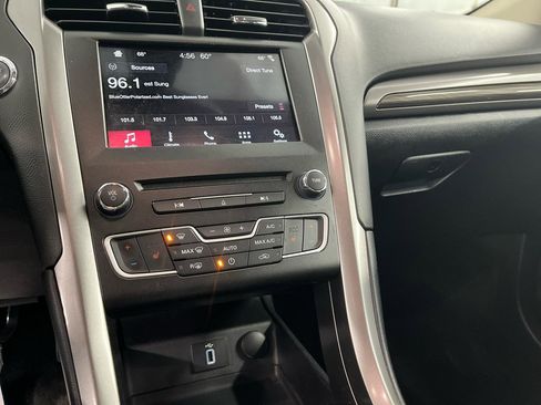 Used 2017 Ford Fusion SE w/ Equipment Group 602A image 11