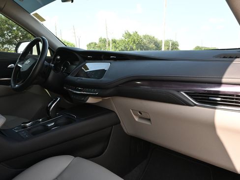 Used 2023 Cadillac XT4 Luxury w/ Cold Weather Package FWD image 23