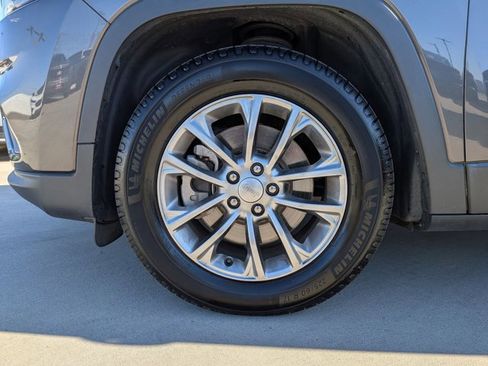 Used 2019 Jeep Cherokee Latitude Plus image 23