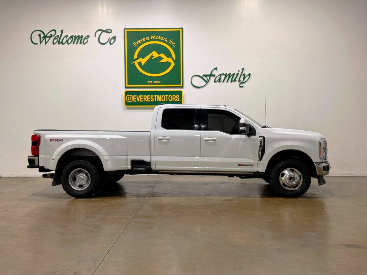 Used 2023 Ford F350 Lariat w/ Lariat Ultimate Package AWD/4WD image 2